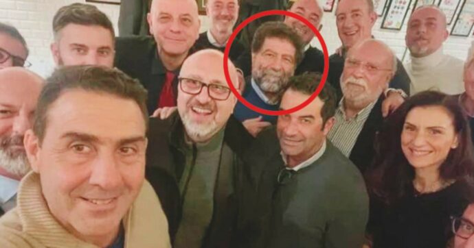 Uno scatto con l’eurodeputato riapre le ferite dem: “Vergogna”