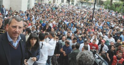Copertina di Morto per fuggire ai carabinieri ieri il funerale-show a Pescara