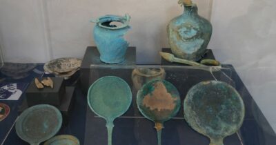 Copertina di Reperti archeologici scoperti in una tenuta a Piombino, guerra di carte bollate tra proprietari e ministero per premio di rinvenimento