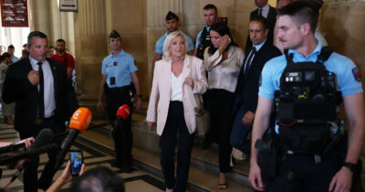 Copertina di Marine Le Pen condannata a tre anni di carcere ma può candidarsi per l’Eliseo. “Ineleggibilità già scontata”