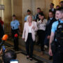 Copertina di Marine Le Pen condannata a tre anni di carcere ma può candidarsi per l’Eliseo. “Ineleggibilità già scontata”