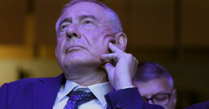 Caos treni, schizzano i prezzi dei voli: il ministro Urso attiva Mister Prezzi e l’Antitrust