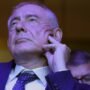 Copertina di “Repentino e anomalo innalzamento dei prezzi dei voli” dopo caos treni. Il ministro Urso attiva Mister Prezzi e l’Antitrust