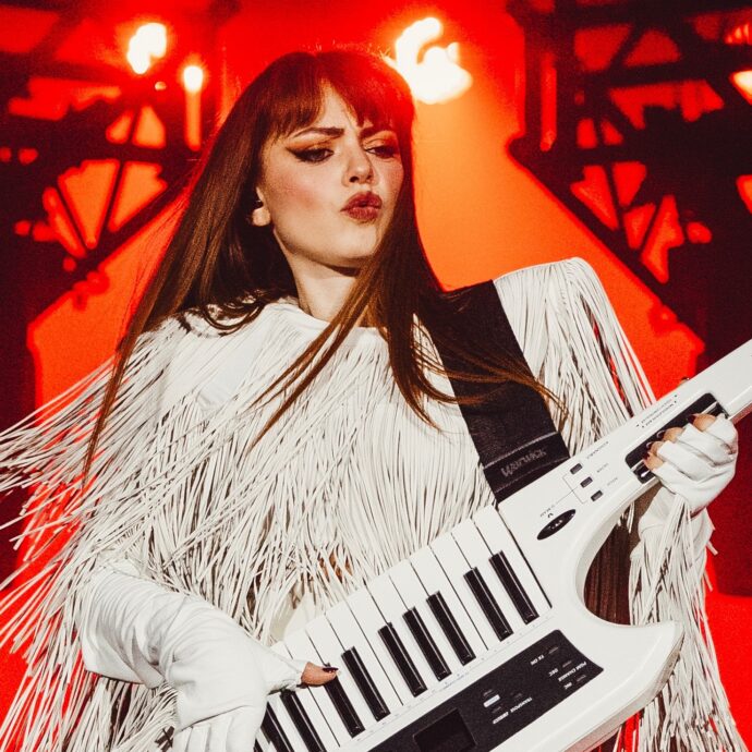 “Sanremo 2027 per carità, ho troppo da fare con San Siro. Sennò vado in confusione. Quando torno al mio paese esco in pigiama, struccata, vado al pub. Mi piace da morire, mi fa stare bene”: così Annalisa