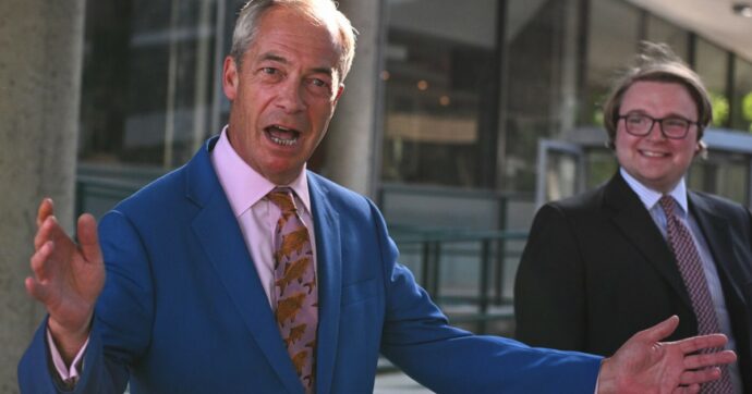 Uk – La mossa di Farage dopo il caso delle donazioni non dichiarate: si dimette da deputato e dice: “Saranno gli elettori a giudicarmi”