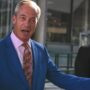 Copertina di Uk – La mossa di Farage dopo il caso delle donazioni non dichiarate: si dimette da deputato e dice: “Saranno gli elettori a giudicarmi”