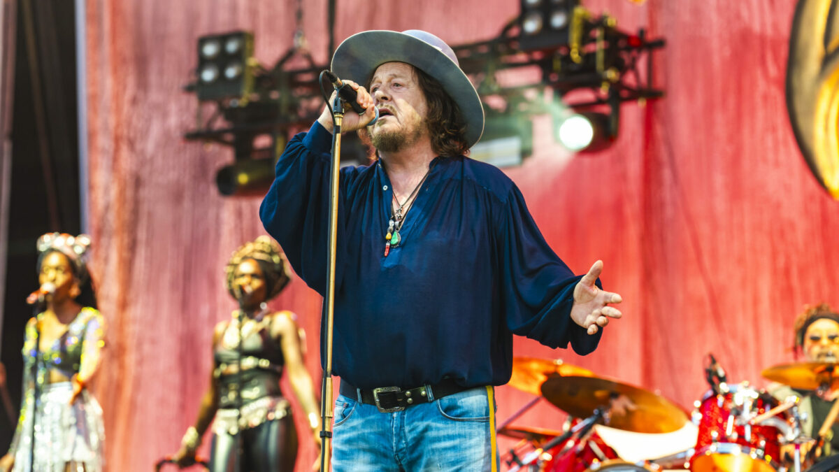Zucchero a Bologna è uno “spirito nel buio”: “Sono contento come quando l’altro giorno, tornando a casa dal tour europeo, sono nati quattro piccoli pavoncelli” – La scaletta
