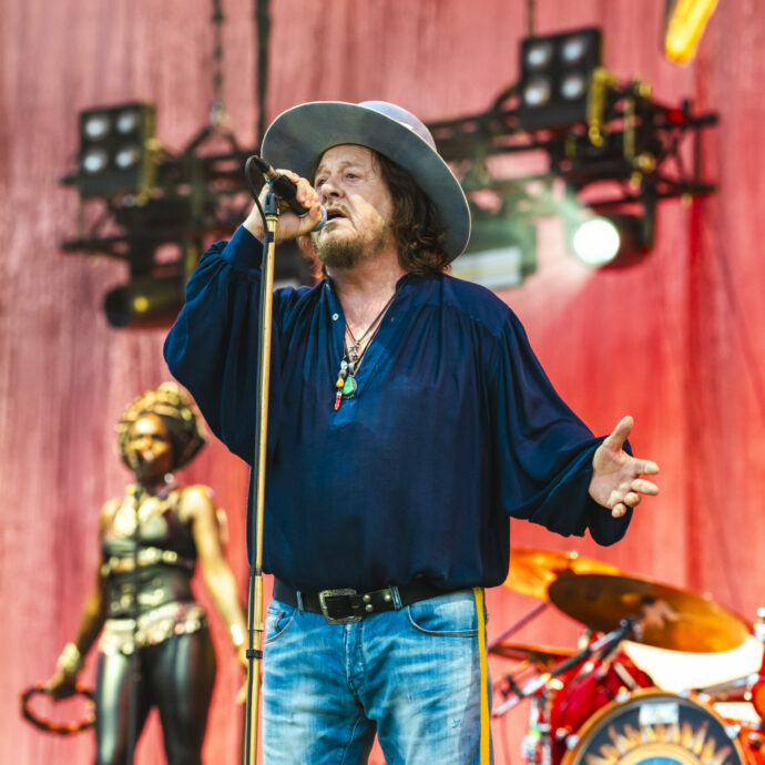 Zucchero a Bologna è uno “spirito nel buio”: “Sono contento come quando l’altro giorno, tornando a casa dal tour europeo, sono nati quattro piccoli pavoncelli” – La scaletta