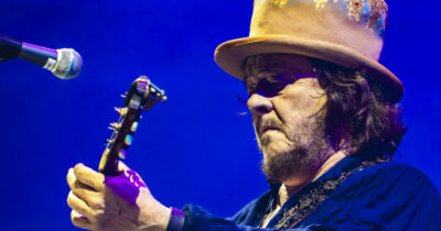 Copertina di Zucchero: “L’Eurovision fa cag**e, ma ci deve andare uno coi cog***ni. Nobel per la pace al popolo di Lampedusa? Sì, basta che non lo diano a Trump. Non oserei mai contraddire De Gregori in pubblico”