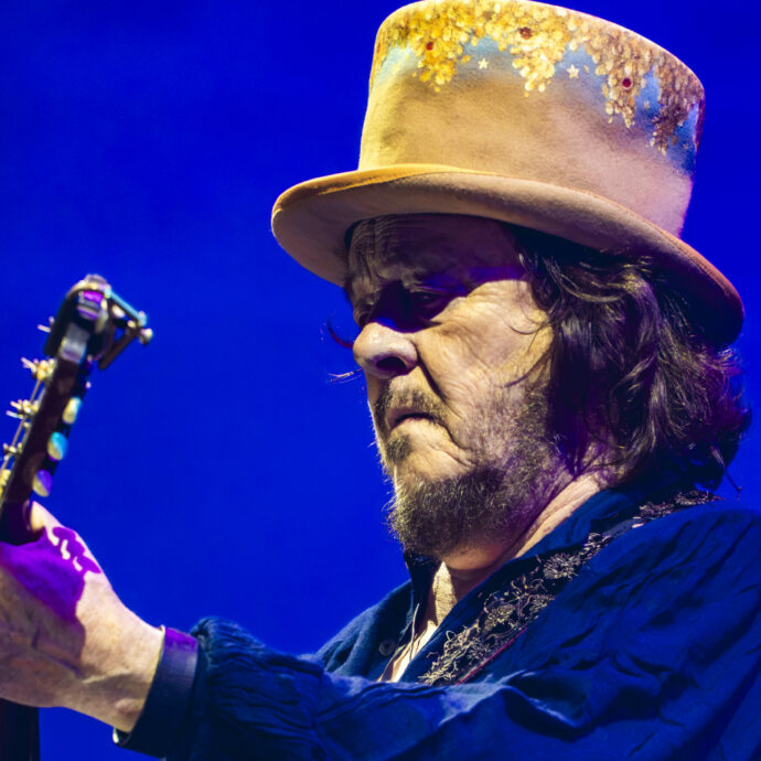 Zucchero: “L’Eurovision fa cag**e, ma ci deve andare uno coi cog***ni. Nobel per la pace al popolo di Lampedusa? Sì, basta che non lo diano a Trump. Non oserei mai contraddire De Gregori in pubblico”