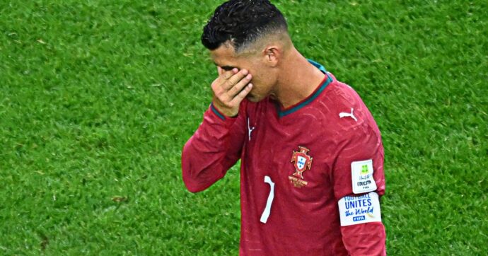 L’addio ai Mondiali di Cristiano Ronaldo, solo e in lacrime: “Ho la coscienza pulita”. Ma in Portogallo sono impietosi: “Ora basta”