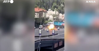 Copertina di Esplosioni a Damasco, il momento in cui uno dei due ordigni scoppia vicino all’hotel di Macron – Video