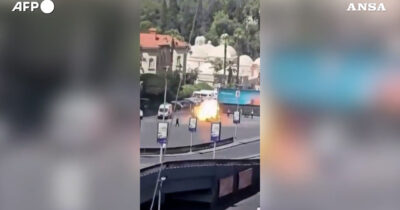Copertina di Esplosioni a Damasco, il momento in cui uno dei due ordigni scoppia vicino all’hotel di Macron – Video