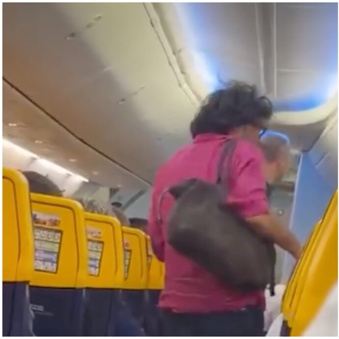 Caos su un volo con a bordo Francesco Renga: il cantautore viene fatto scendere dopo una discussione con gli steward. Stupore tra i passeggeri