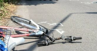 Copertina di Ciclista di 67 anni uccisa da un camion a Milano: indagato l’autista per omicidio stradale