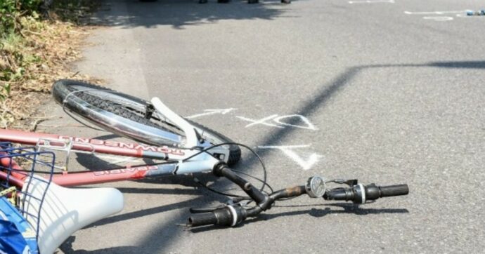 Ciclista di 67 anni uccisa da un camion a Milano: indagato l’autista per omicidio stradale