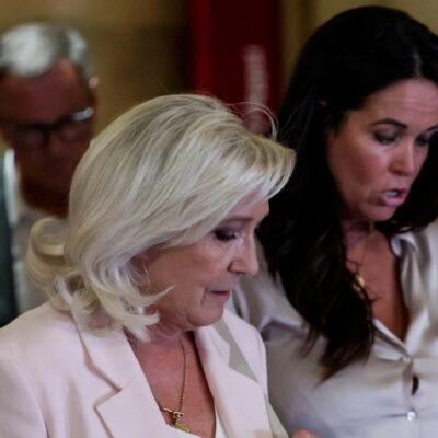 Copertina di Le Pen condannata ma eleggibile all’Eliseo: “Niente braccialetto elettronico, ricorrerò”