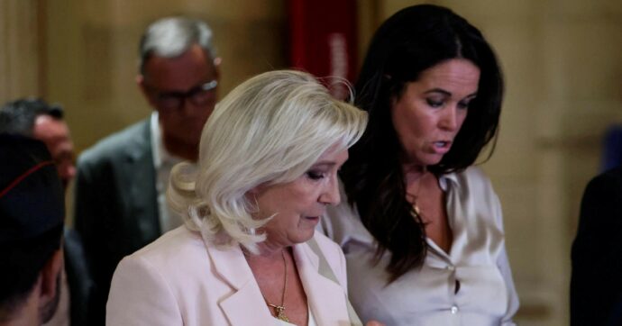Le Pen condannata ma eleggibile all’Eliseo: “Niente braccialetto elettronico, ricorrerò”