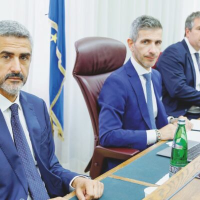 Copertina di Covid, colpi di mano e bolgia Pd-5S: “Via il presidente FdI”