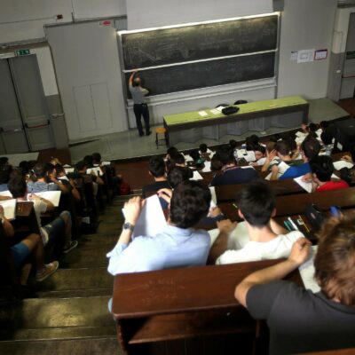 Copertina di Università, il governo riforma i criteri di reclutamento e legalizza i concorsi “ritagliati su misura”
