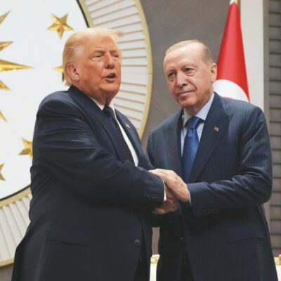 Copertina di Nato, Trump attacca gli alleati. Meloni (in ritardo) al tavolo vip