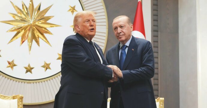 Nato, Trump attacca gli alleati. Meloni (in ritardo) al tavolo vip