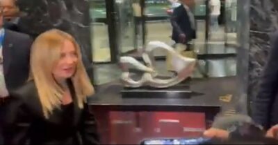 Copertina di Dopo le tensioni Trump e Meloni a tavola insieme alla cena dei leader Nato. Il presidente Usa insiste: "Lei mi piace ma non c'è stata sull'Iran". La premier secca: “Com’è andata? Rapporti cordiali” | Video