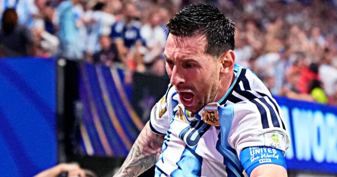 Un finale folle premia l’Argentina: l’Egitto sfiora l’impresa, poi Messi (in lacrime a fine partita) e compagni rimontano e volano ai quarti
