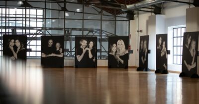 Copertina di Le donne che trasformano il dolore in forza: la mostra “Women for Women Against Violence” arriva a Milano