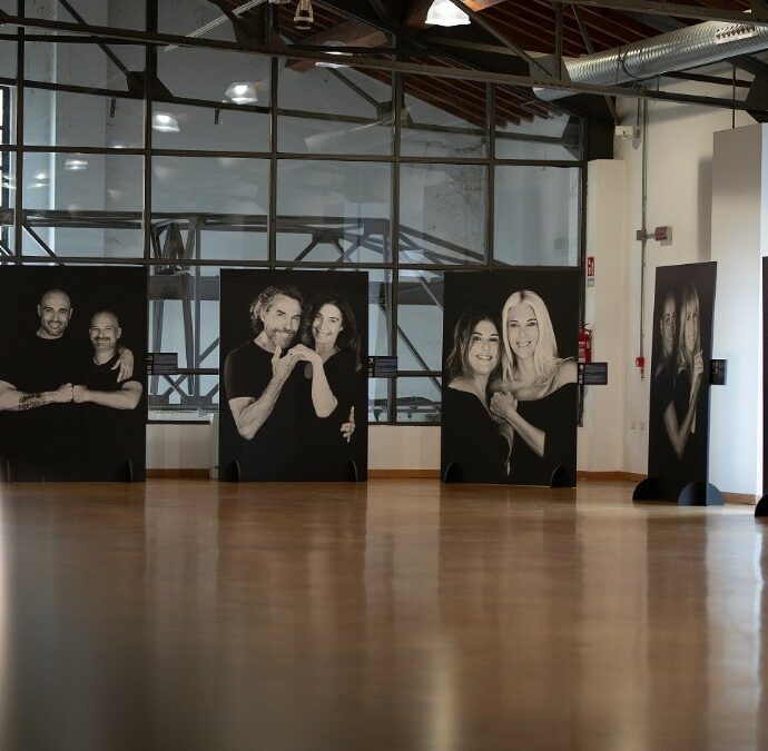 Le donne che trasformano il dolore in forza: la mostra “Women for Women Against Violence” arriva a Milano