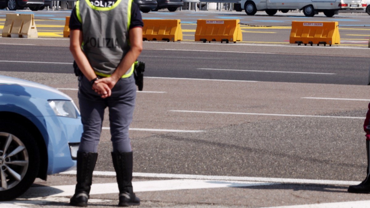 roma automobilista cerca di travolgere due agenti e scappa arrestato dopo 18 km di corsa da Ilfattoquotidiano.it roma automobilista cerca di travolgere due agenti e scappa arrestato dopo 18 km di corsa