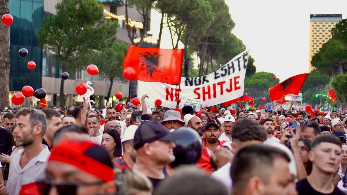 Arresti e scontri non fermano la grande mobilitazione in Albania: “Ci siamo liberati della paura. Il potere di Edi Rama non è più intoccabile”