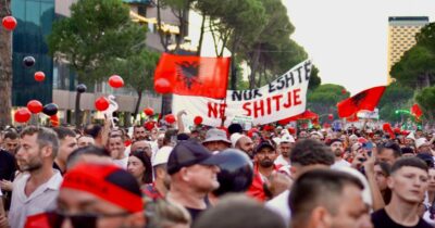 Copertina di Arresti e scontri non fermano la grande mobilitazione in Albania: “Ci siamo liberati della paura. Il potere di Edi Rama non è più intoccabile”