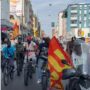 Copertina di “Siamo seduti sul fuoco”: a Milano il corteo dei rider che lavorano sull’asfalto a 35 gradi. “Se non lavori a pranzo perdi la giornata. L’acqua? Ce la compriamo da soli"