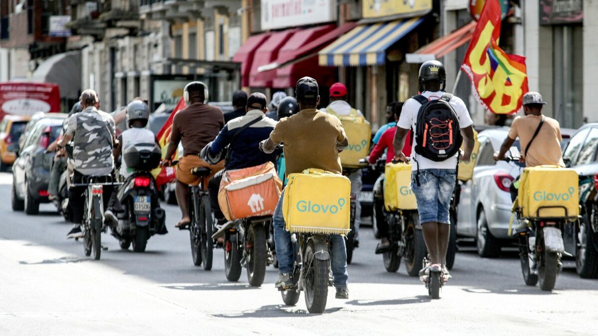 milano l8217ordinanza del comune per tutelare i rider dal caldo fa scattare la protesta morire di caldo o morire di fame da Ilfattoquotidiano.it milano l8217ordinanza del comune per tutelare i rider dal caldo fa scattare la protesta morire di caldo o morire di fame