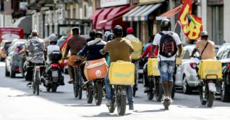 Copertina di Milano, l’ordinanza del Comune per tutelare i rider dal caldo fa scattare la protesta: “Morire di caldo o morire di fame”