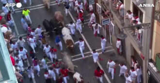 Copertina di Centinaia di persone inseguite dai tori: cinque feriti al primo ‘encierro’ di San Fermin a Pamplona – Video