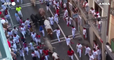 Copertina di Centinaia di persone inseguite dai tori: cinque feriti al primo ‘encierro’ di San Fermin a Pamplona – Video