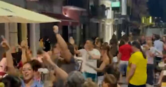 Copertina di Braccia tese e dito medio, Vannacci e la moglie rispondono alla band che intona Bella Ciao a Viareggio