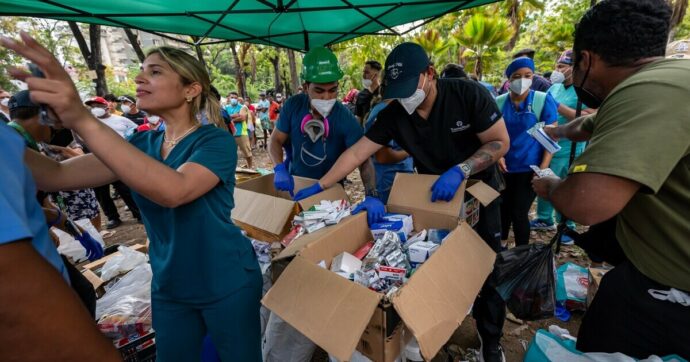 Venezuela, la rabbia dei sopravvissuti dopo il terremoto: “Gli aiuti umanitari spariscono. Paghiamo noi i mezzi per cercare tra le macerie”