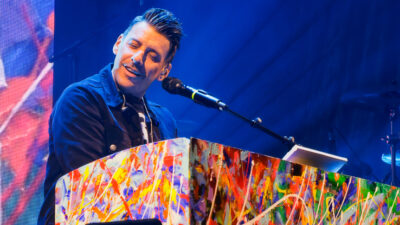 Copertina di Francesco Gabbani ha un malore e interrompe il concerto a Letojanni, soccorsi immediati. Il messaggio ai fan: “Sto bene. È stata un somma di caldo, stanchezza e spostamenti”