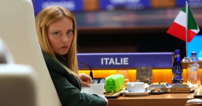 Copertina di Vertice Nato, i leader confermano i 70 miliardi per Kiev. Meloni: “Se investiamo in difesa, soldi devono restare in Italia. Trump? Non mi pento di nulla”