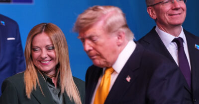 Copertina di Trump insiste: “L’Italia pessima sulle basi. La Spagna è senza speranza, niente più affari”. E ribadisce: “Groenlandia grande problema”