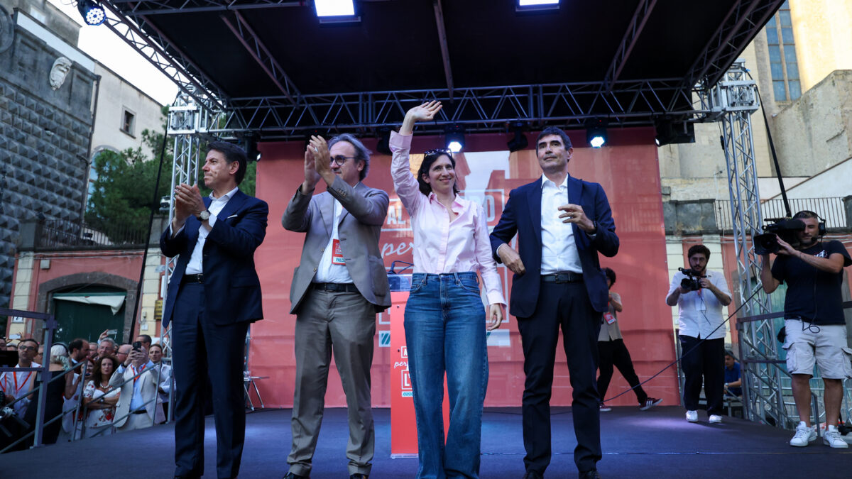 Campo largo in piazza a Napoli, Conte: “Al governo con un’alleanza per la Costituzione”. Schlein: “Mai più il favore alla destra di dividerci”