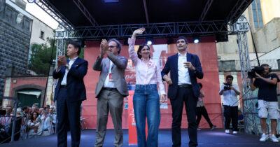 Copertina di Campo largo in piazza a Napoli, Conte: “Al governo con un’alleanza per la Costituzione”. Schlein: “Mai più il favore alla destra di dividerci”