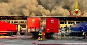 Copertina di Incendio in un capannone della Bartolini di Milano: Vigili del fuoco al lavoro, fumo visibile da diversi chilometri