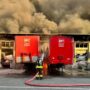 Copertina di Incendio in un capannone di Milano: Vigili del fuoco al lavoro, fumo visibile da diversi chilometri