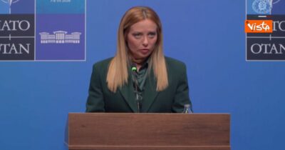 Copertina di Meloni: “Ridicolo dire che si chiudono gli ospedali per comprare i carri armati” | Video