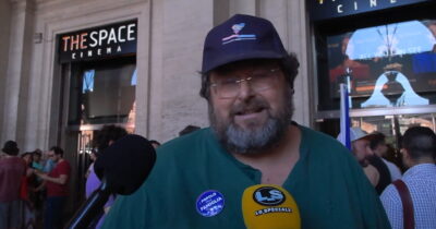 Copertina di Adinolfi e la comparsata al Pride di Roma, quando si presentò con la bandiera di Israele e venne cacciato dai manifestanti – Video