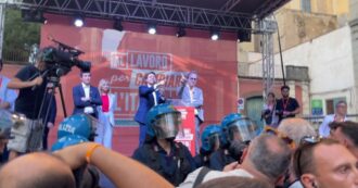 Copertina di Interrotto il comizio del centrosinistra dagli attivisti di Potere al Popolo. La mediazione di Conte: “Non facciamo decreti per impedirvi di parlare”